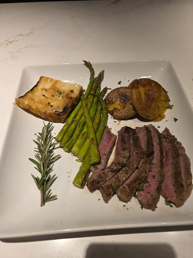 Steak, asparagus & potatoes